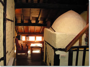 Vista del salón abuhardillado y el antiguo horno de leña - Casa Rural La Casa del Rincón